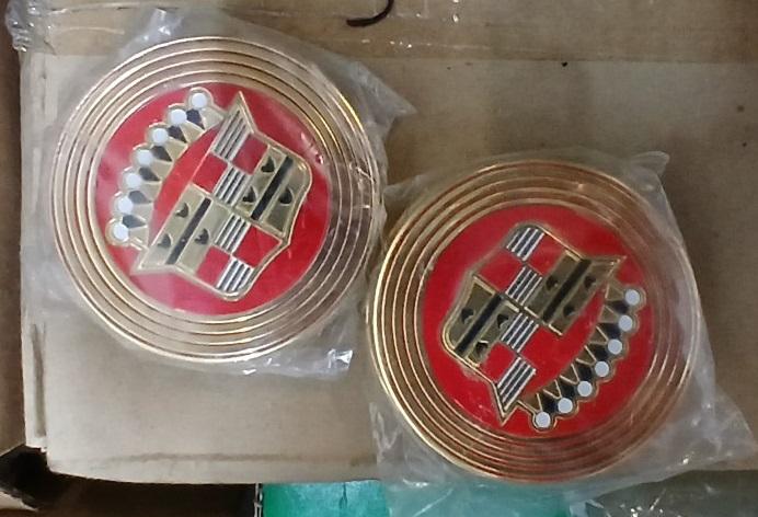 4 nieuwe wieldop emblemen 1956 Cadillac, Auto diversen, Wieldoppen, Ophalen, Nieuw