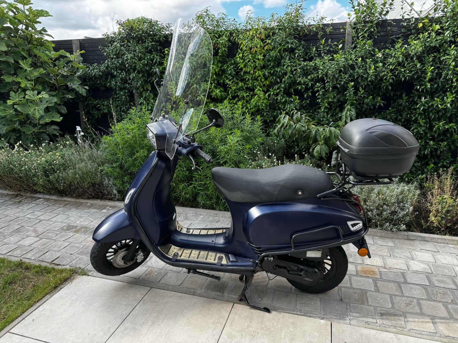 Donkerblauwe scooter met windscherm en topkoffer, Fietsen en Brommers, Ophalen of Verzenden, Gebruikt, Benzine, Overige merken