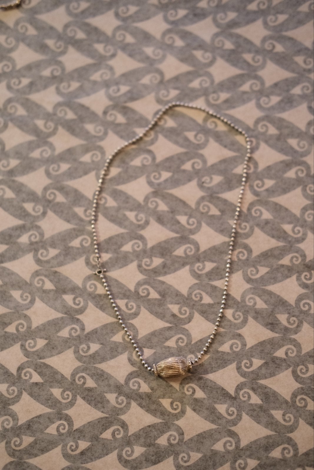 Zilverkleurige ketting met hanger, 42 cm, Gebruikt, Ophalen of Verzenden, Zilver, Overige materialen