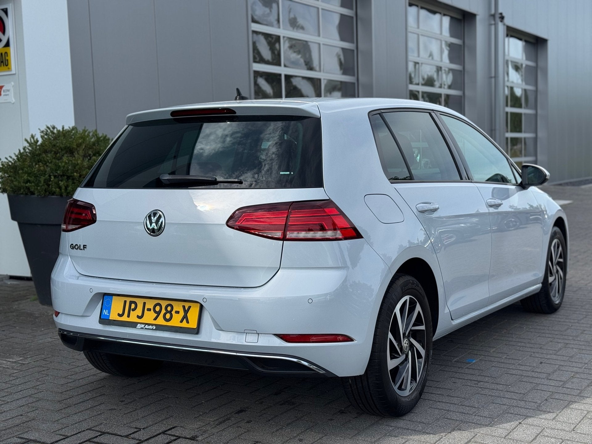 Volkswagen Golf 1.0 TSI Join * Virtual Cockpit * Navigatie *, Stof, Zwart, Met garantie (alle), Wit
