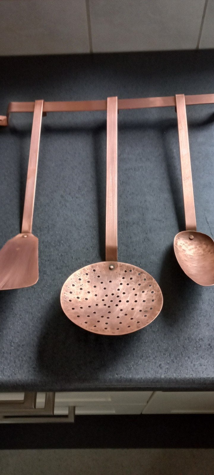 Handgemaakt koperen lepelrek met 3 keukenhulpjes, Antiek en Kunst, Antiek | Koper en Brons, Ophalen of Verzenden