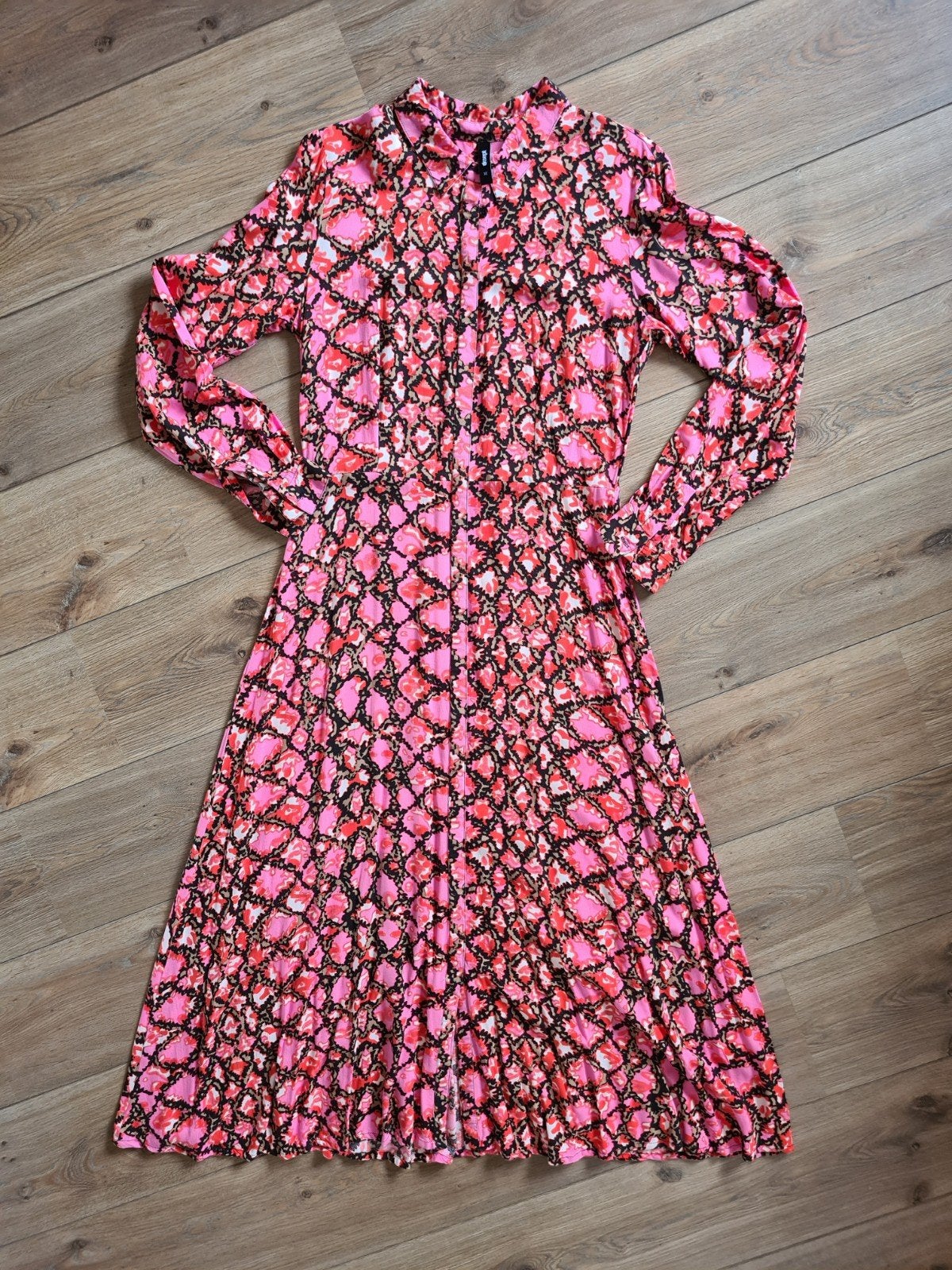 Maxi doorknoop jurk van Eksept Shoeby - Fuchsia - Roze print, Kleding | Dames, Jurken, Maat 38/40 (M), Ophalen of Verzenden, Zo goed als nieuw