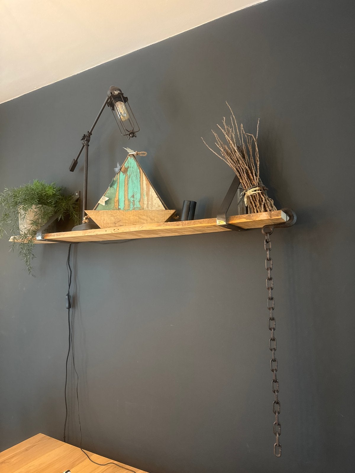 Decoratieve plank met lamp, boot, plant en takken, Huis en Inrichting, Woonaccessoires | Overige, Ophalen, Hout, Gebruikt, Meerkleurig