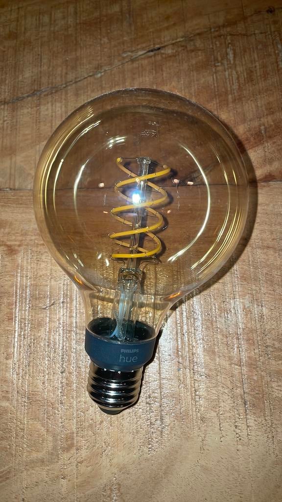 Philips Hue | E27 | White Filament G93, Huis en Inrichting, Lampen | Losse lampen, Led-lamp, Minder dan 30 watt, Zo goed als nieuw
