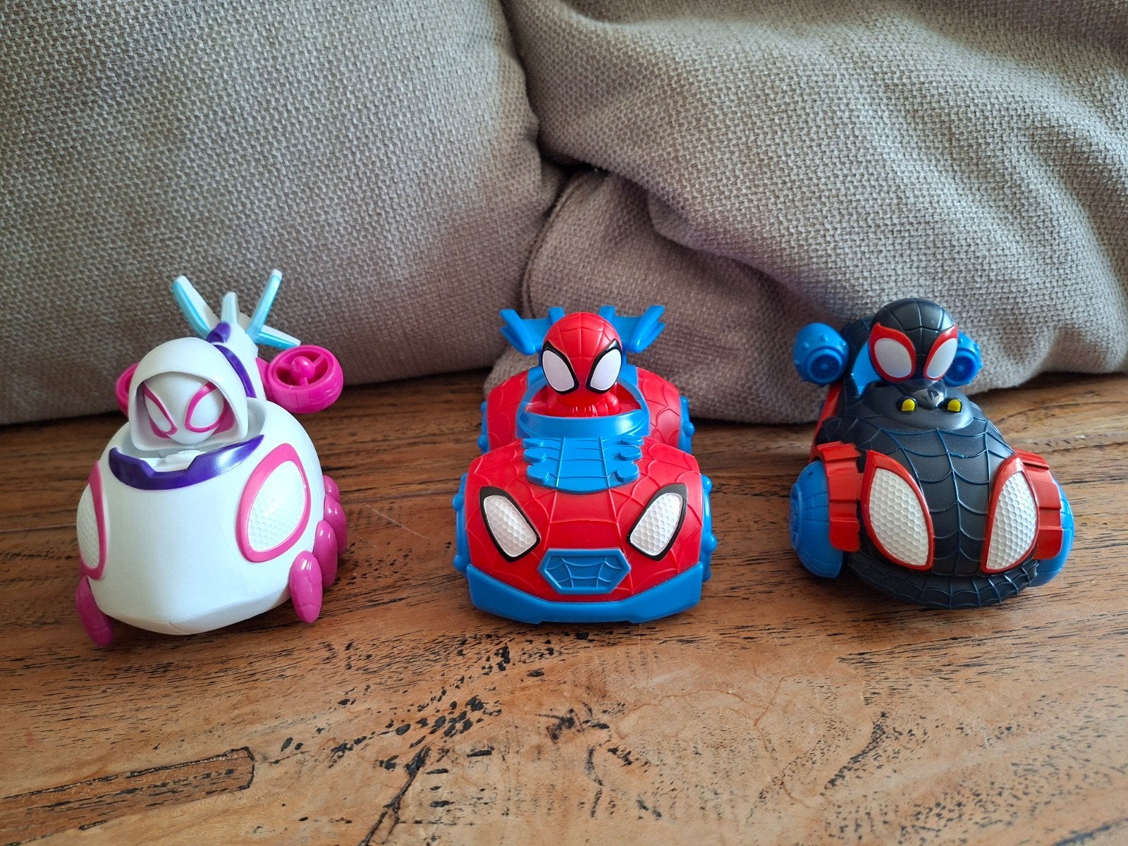Spidey en zijn Geweldige Vriendjes Auto's met Figuren, Ophalen