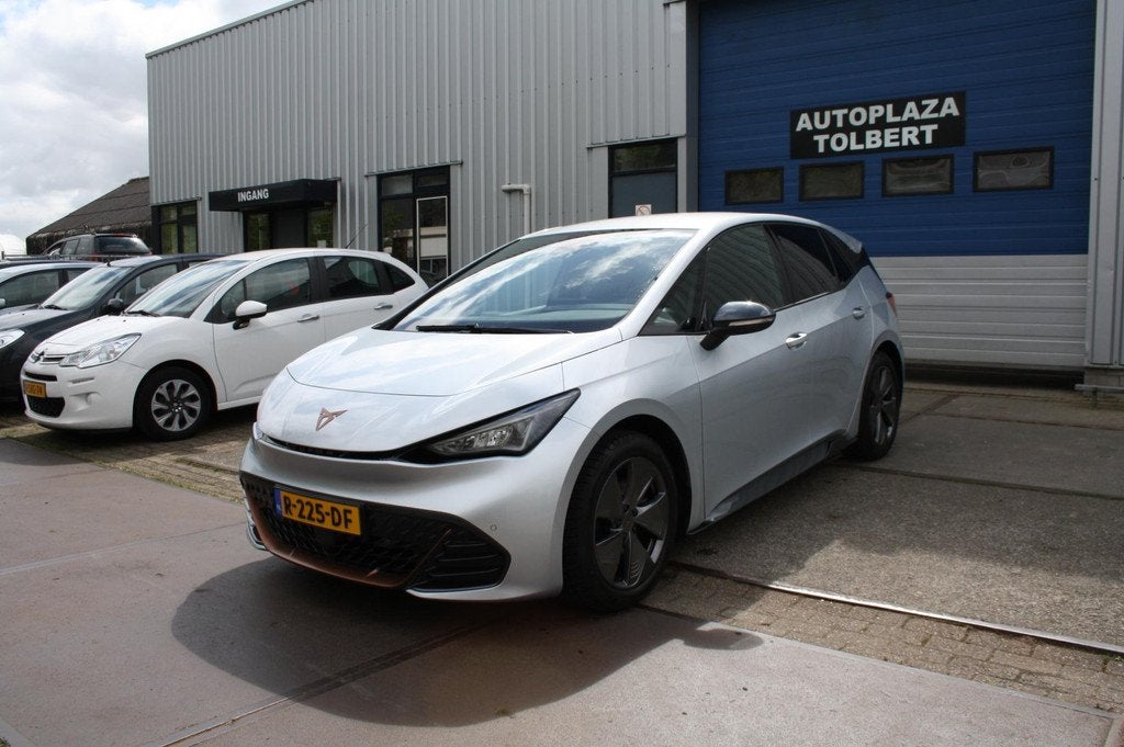 Cupra Born Business 62 kWh BJ 2022 stoelverw stuurverw, Auto's, Automaat, 421 km, Gebruikt, Zwart