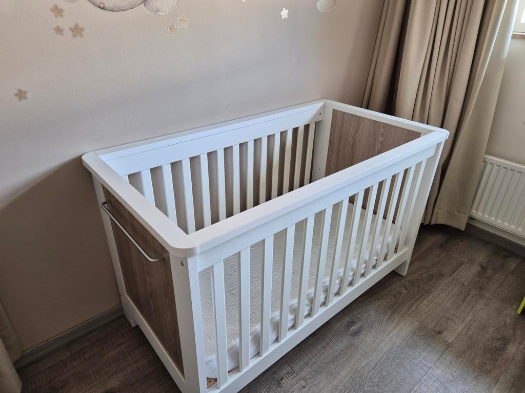 Cabino Ledikant Noel wit en eiken met Aerosleep 2in1 matras, Kinderen en Baby's, Kinderkamer | Complete kinderkamers, Ophalen