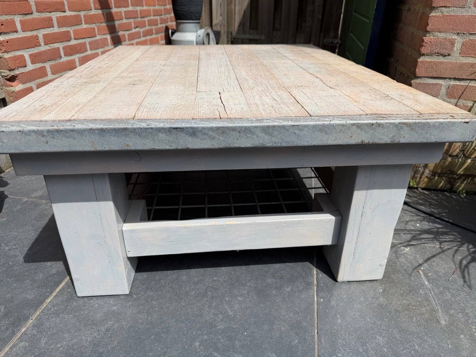 Robuuste houten salontafel met metalen accenten, Ophalen, Gebruikt, 100 tot 150 cm, Vierkant