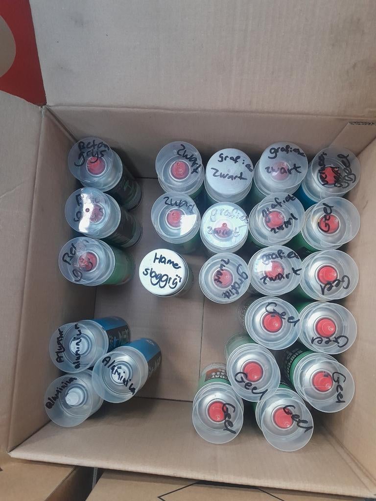 Te koop: partij spuitbussen, Doe-het-zelf en Verbouw, Verf, Beits en Lak, Minder dan 5 liter, Ophalen, Nieuw, Verf