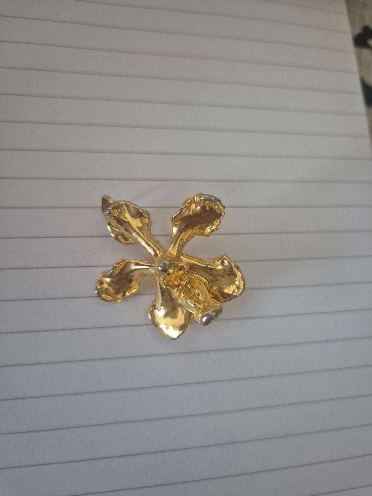 Goudkleurige Orchidee Broche - Elegant en Tijdloos, 4 tot 7 cm, Ophalen of Verzenden, Zo goed als nieuw, Goud