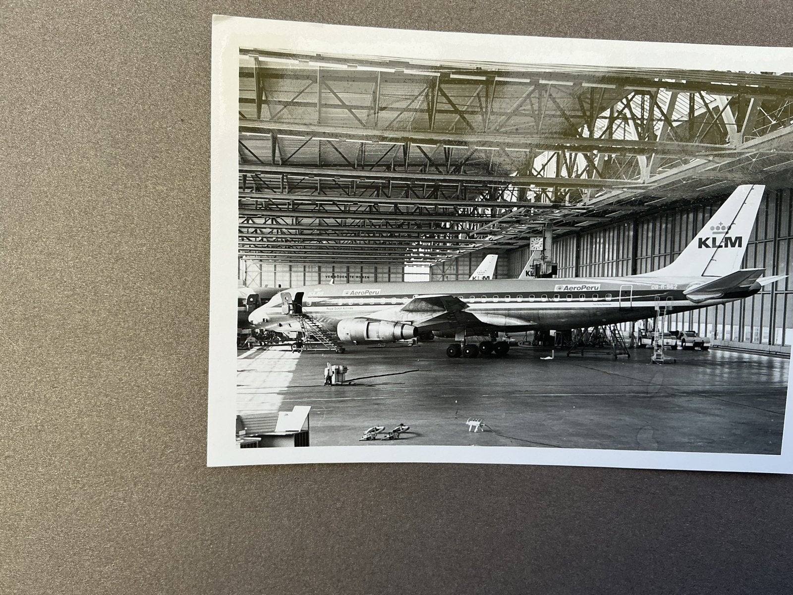 Zeldzame KLM Aeroperu DC-8 in Hangar - Vintage Foto, Verzamelen, Verzenden, Gebruikt, Kaart, Foto of Prent