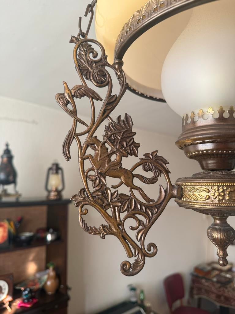 Antieke hanglamp met sierlijke details, Ophalen