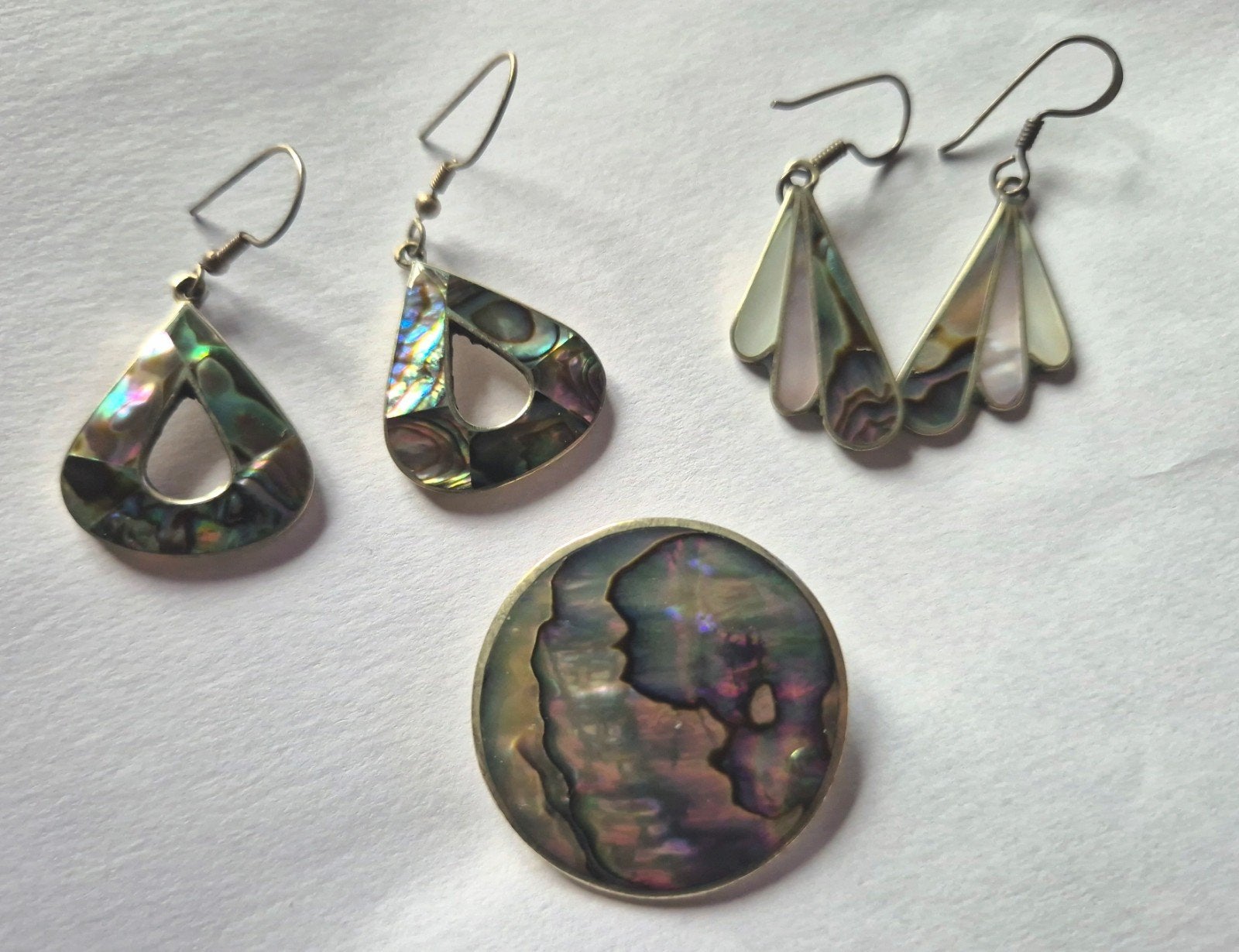 Vintage Abalone Oorbellen en Broche Set, Verzenden, Gebruikt, Overige kleuren, Overige materialen