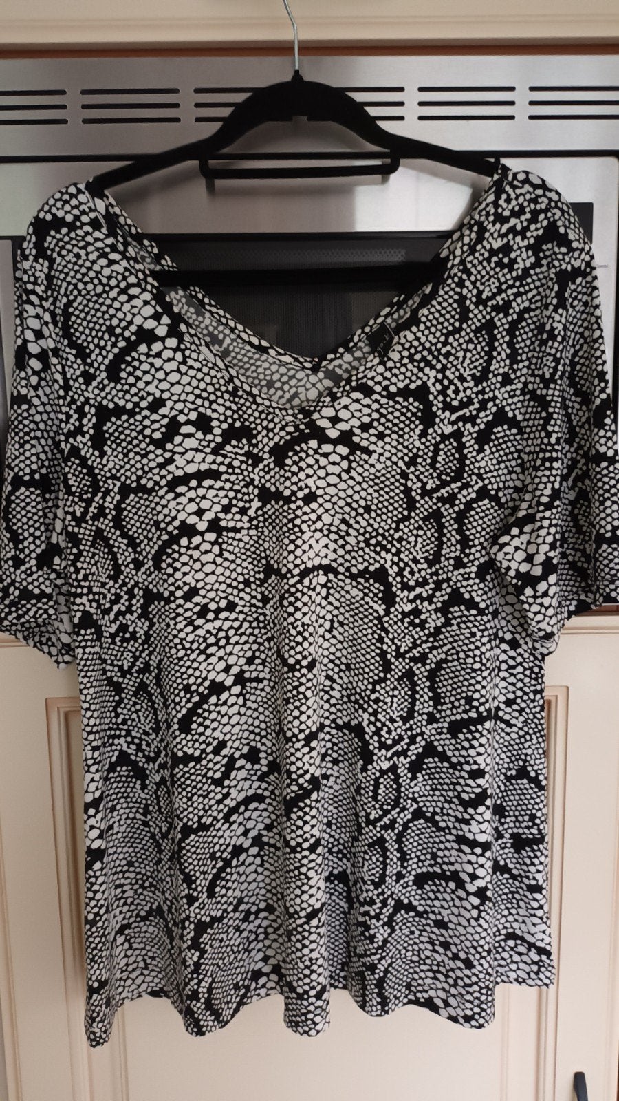 Yoek T-shirt Dolce stof pythonprint zwart/wit V-hals, Yoek, Zwart, Zo goed als nieuw, Shirt of Top
