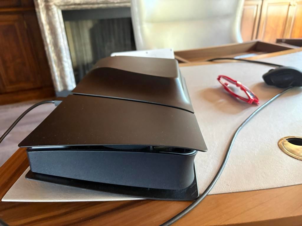 Custom Zwarte PlayStation met 2 Controllers, 2 spelers, Ophalen of Verzenden, Zo goed als nieuw