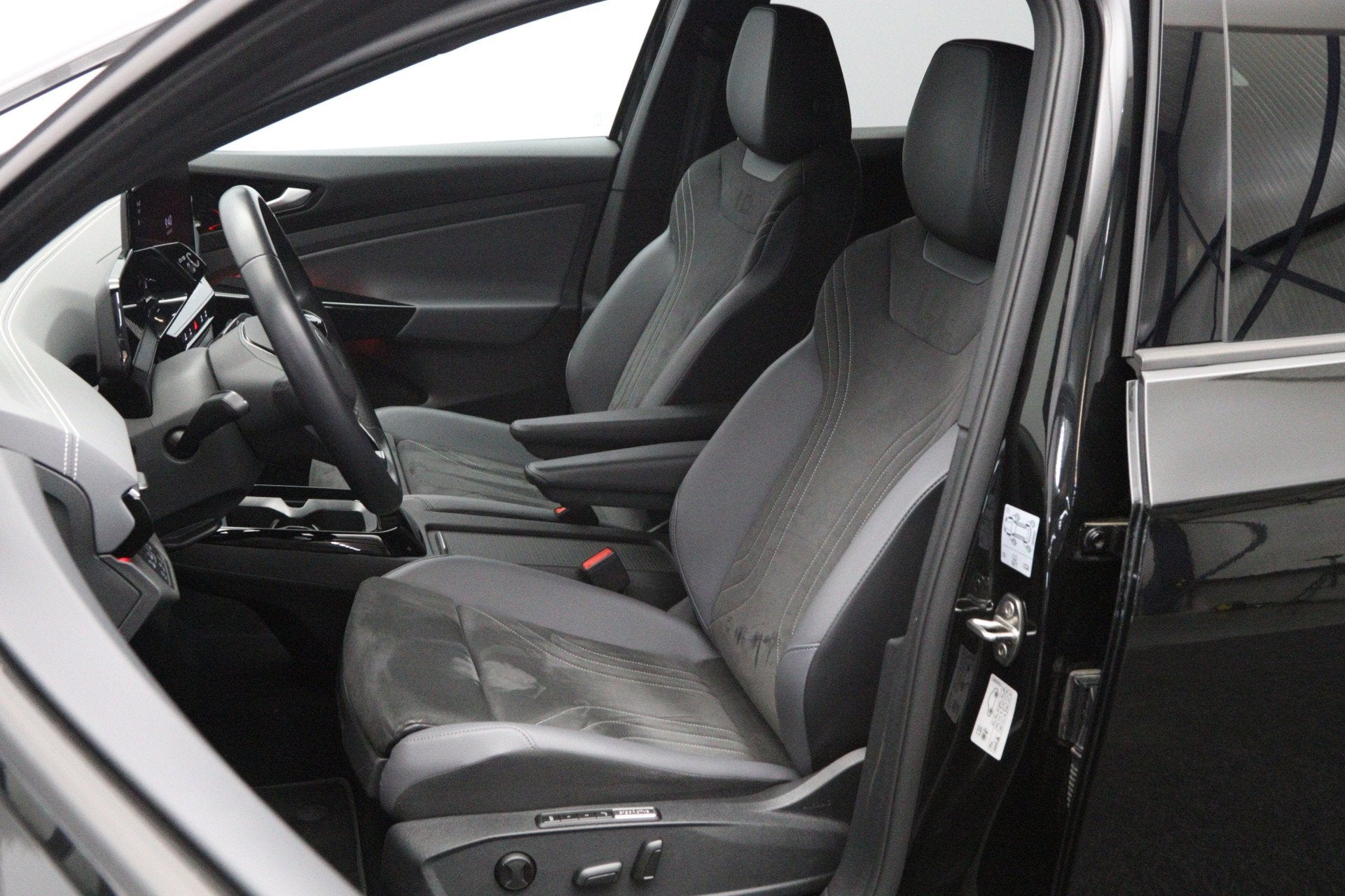 Volkswagen ID.5 Pro 77 kWh 204 PK, SOH 96 %, Winterpakket, 3, Automaat, 12 maanden, Zwart, Zwart