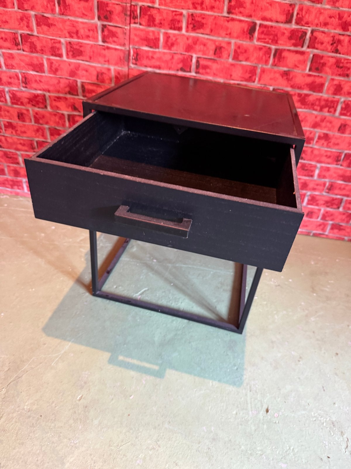 2x Zwart bijzettafeltje /nachtkastje met lade, Minder dan 55 cm, Gebruikt, Vierkant, Hout