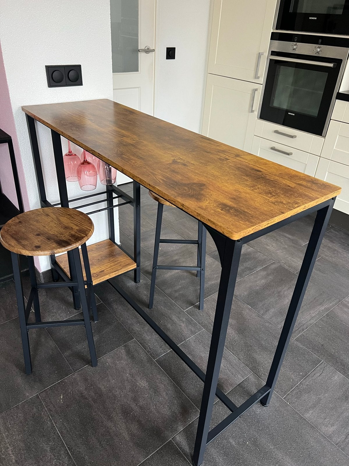 Industriële Bartafel met 2 Krukken en Wijnglazenhouder, Ophalen, Zo goed als nieuw