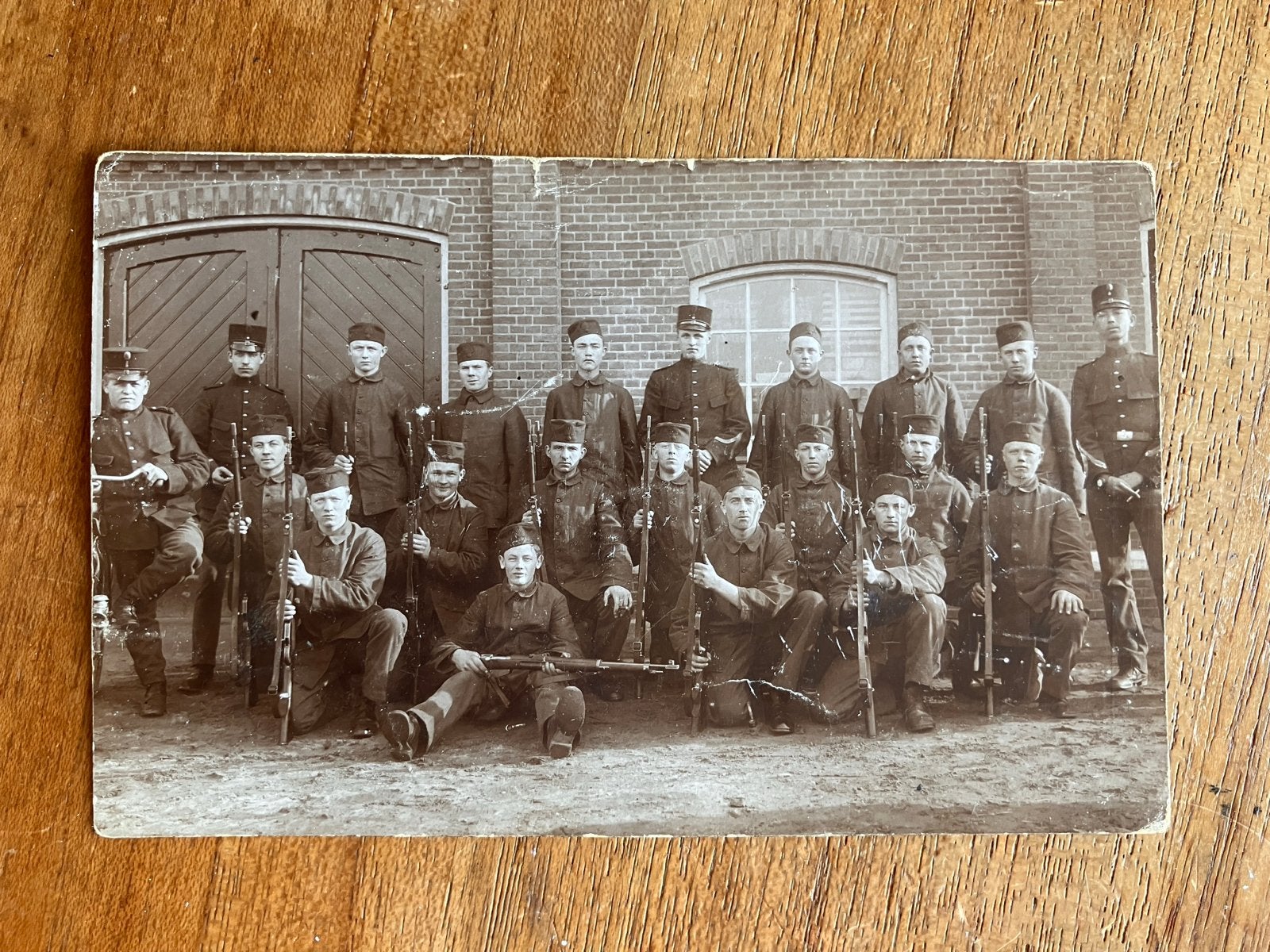 Oude fotokaart van militairen in Amersfoort, 1914, Ophalen of Verzenden, Landmacht, Nederland, Foto of Poster