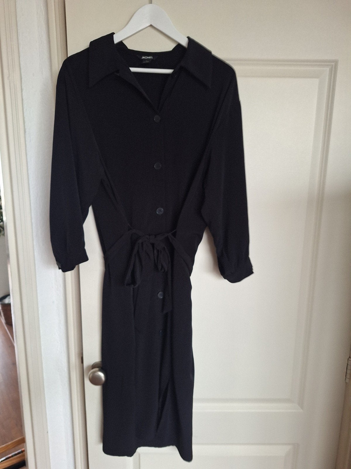 Zwarte Monki jurk met knopen en ceintuur - Maat L, Kleding | Dames, Jurken, Ophalen of Verzenden