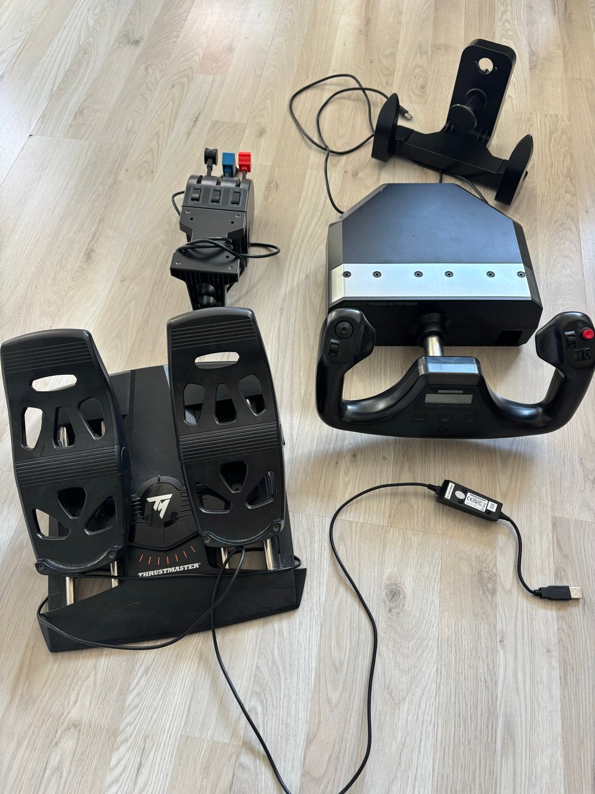 Logitech Flight Yoke System en Thrustmaster TFRP roerpedalen, Gebruikt, Ophalen of Verzenden, PC, Logitech