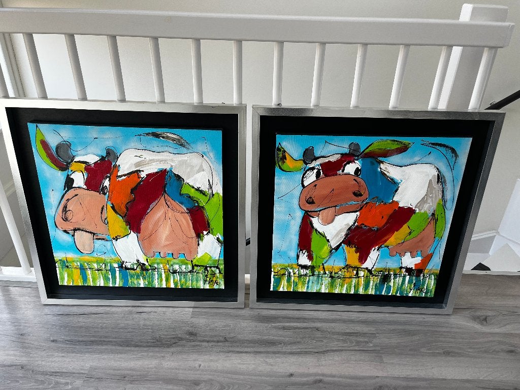 Twee schilderijen: vrolijke koeien, Antiek en Kunst, Ophalen, Overige materialen, Dieren