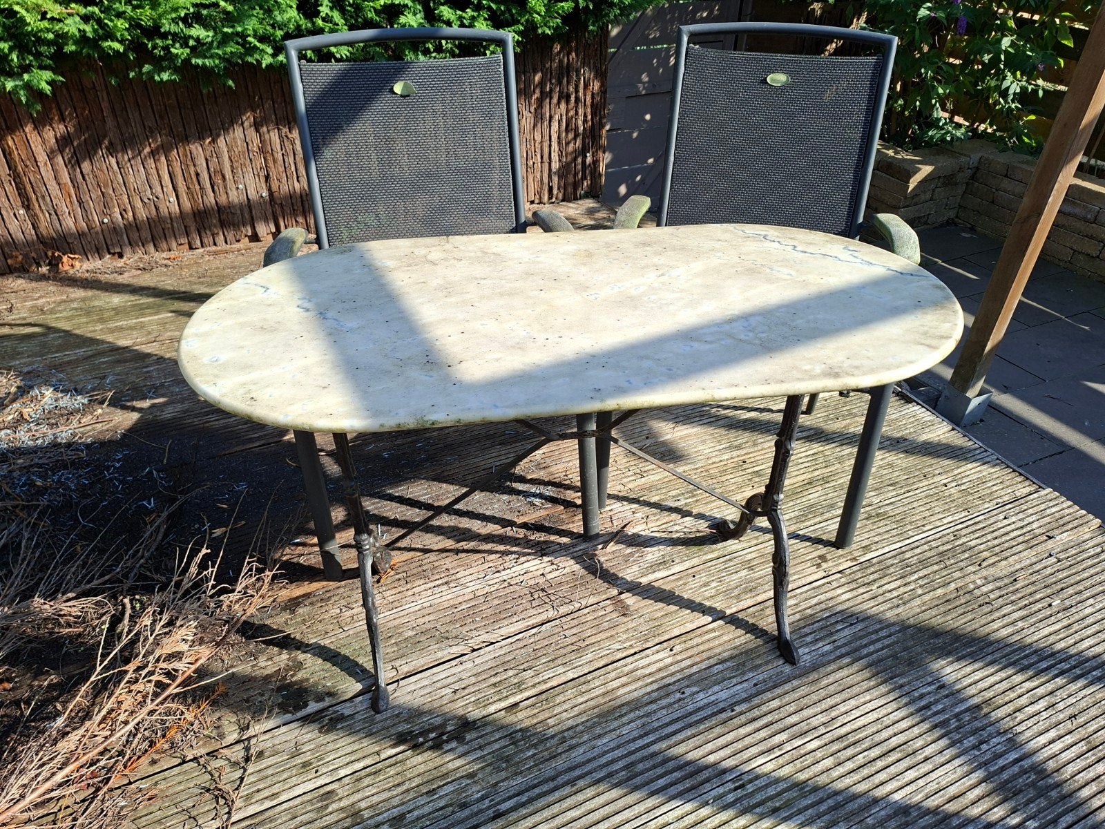 tuintafeltje met gietijzeren onderstel en marmerblad, Tuin en Terras, Ophalen, Gebruikt, Overige materialen, 2 zitplaatsen