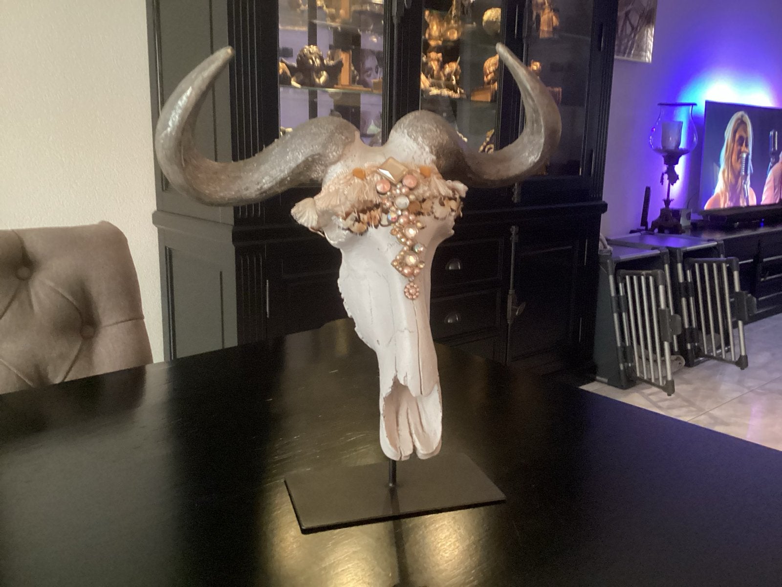 Decoratieve buffelschedel met hoorns op standaard, Ophalen