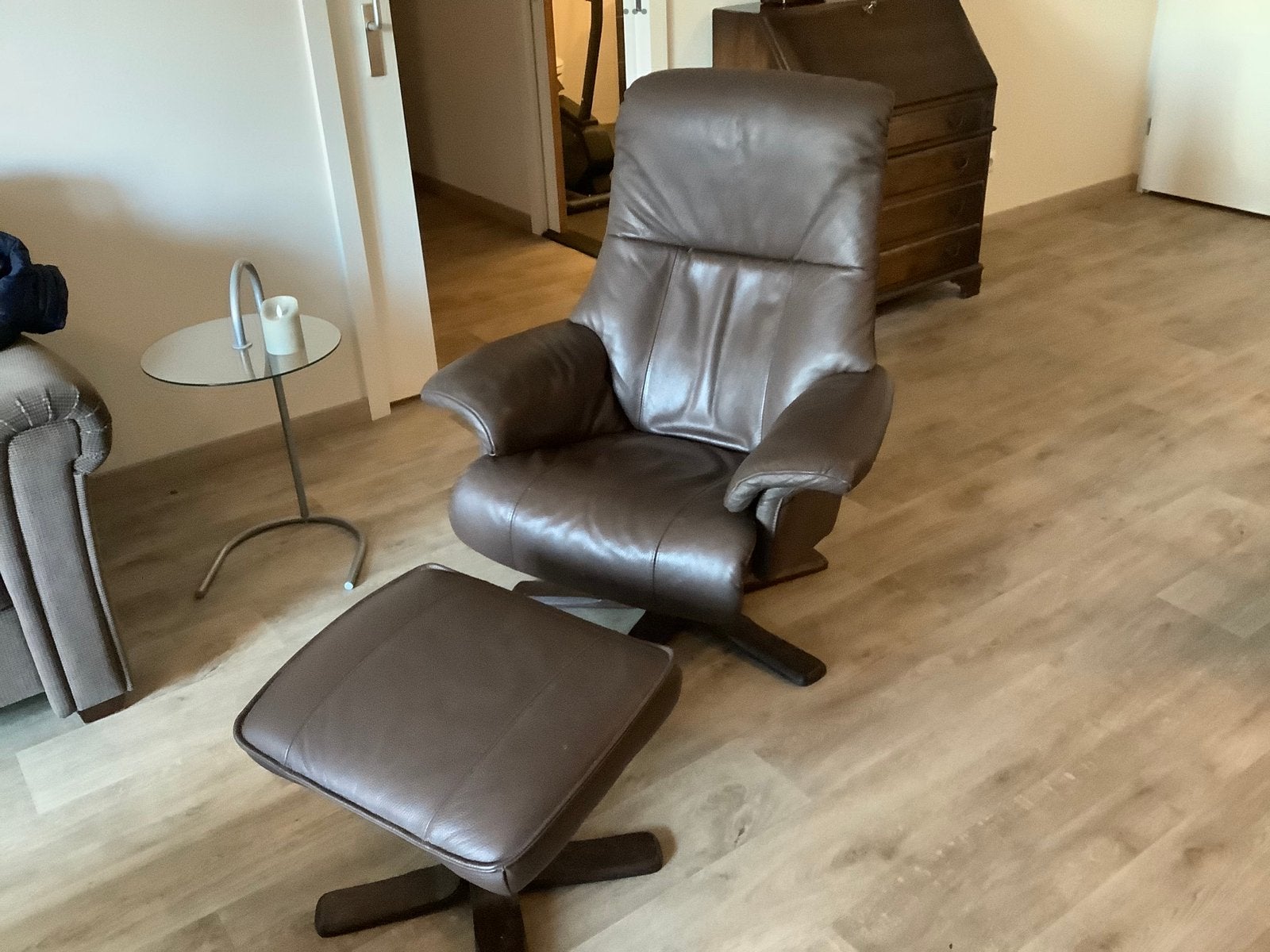 Merk leren relaxfauteuil met voetenbankje z.g.a.n, Ophalen, Zo goed als nieuw, Minder dan 75 cm, 50 tot 75 cm
