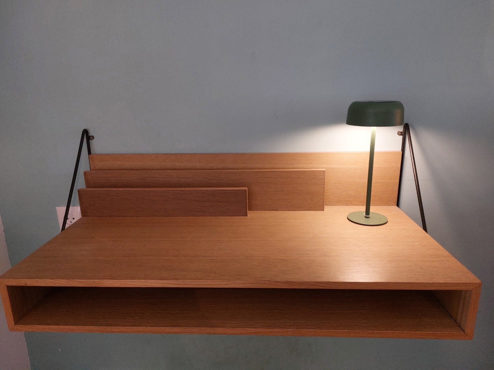Wandbureau van hout met metalen frame, Ophalen, Hout, Bruin, Zo goed als nieuw