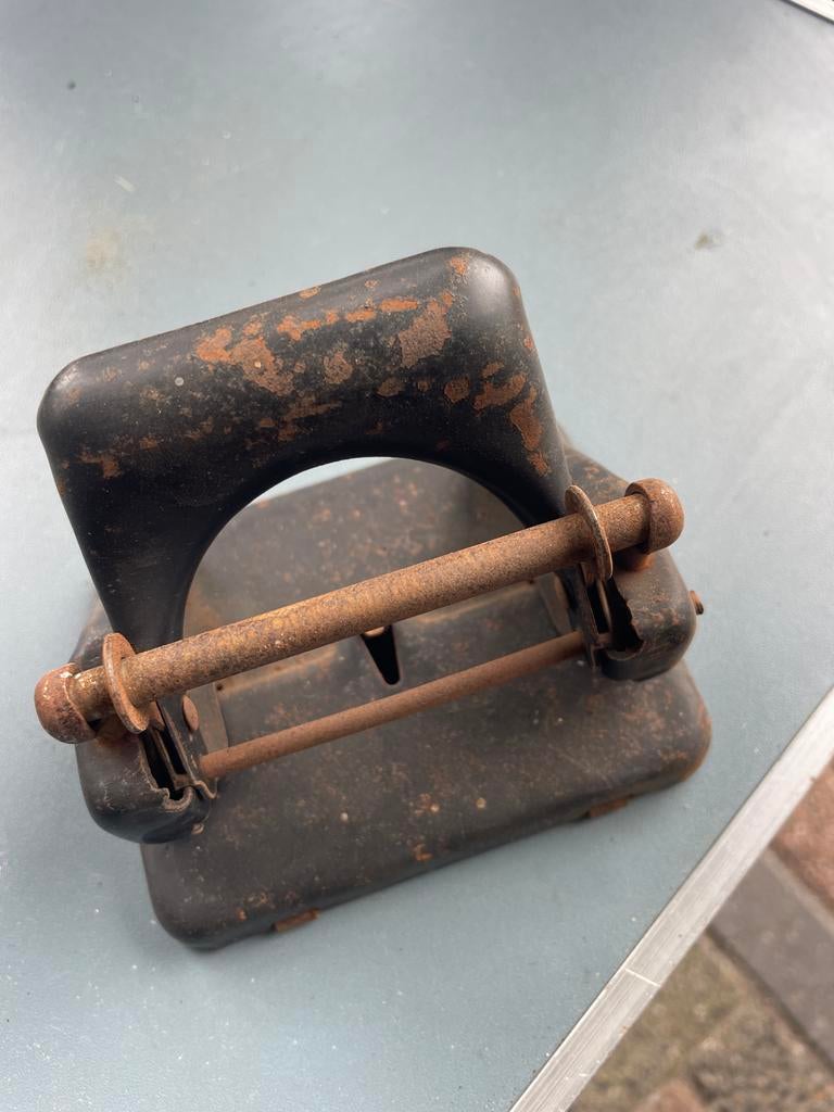 Vintage perforator - roestig maar charmant, Antiek en Kunst, Verzenden