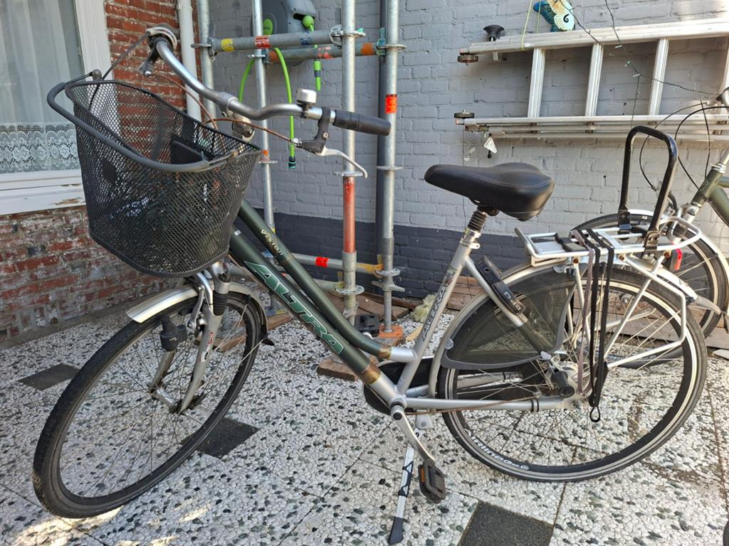 Altra damesfiets met mandje en bagagedrager, Fietsen en Brommers, Fietsen | Dames | Damesfietsen, Overige merken, Gebruikt, Velgrem