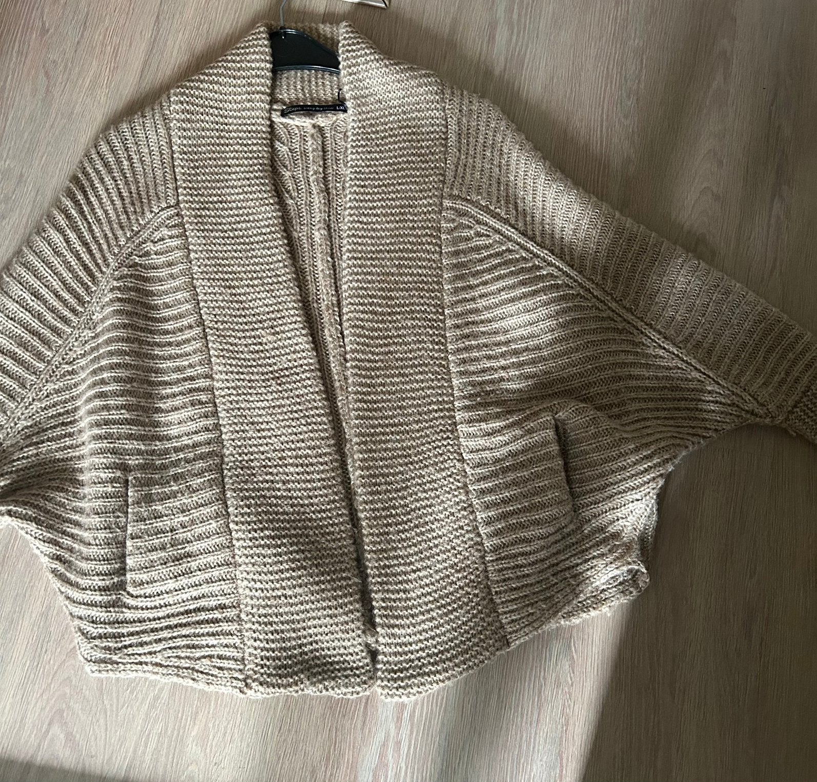 Vest gebreid. €15,00, Ophalen of Verzenden, Zo goed als nieuw, Maat 38/40 (M), Beige