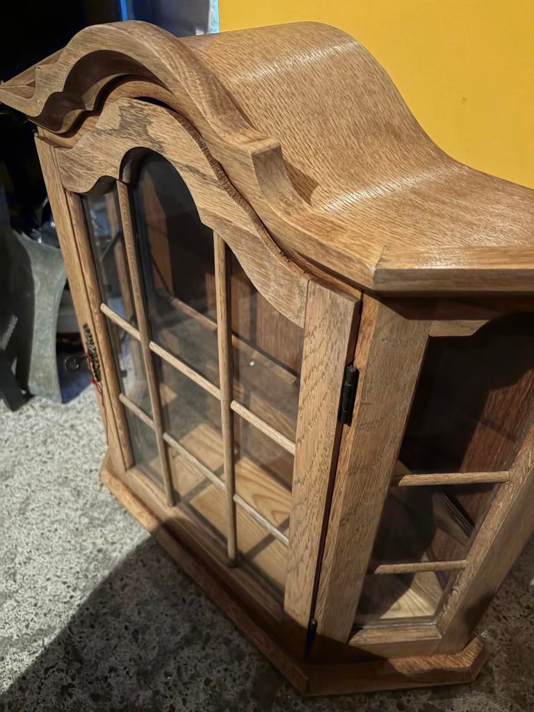 Kleine antieke wandkast van eikenhout, Ophalen
