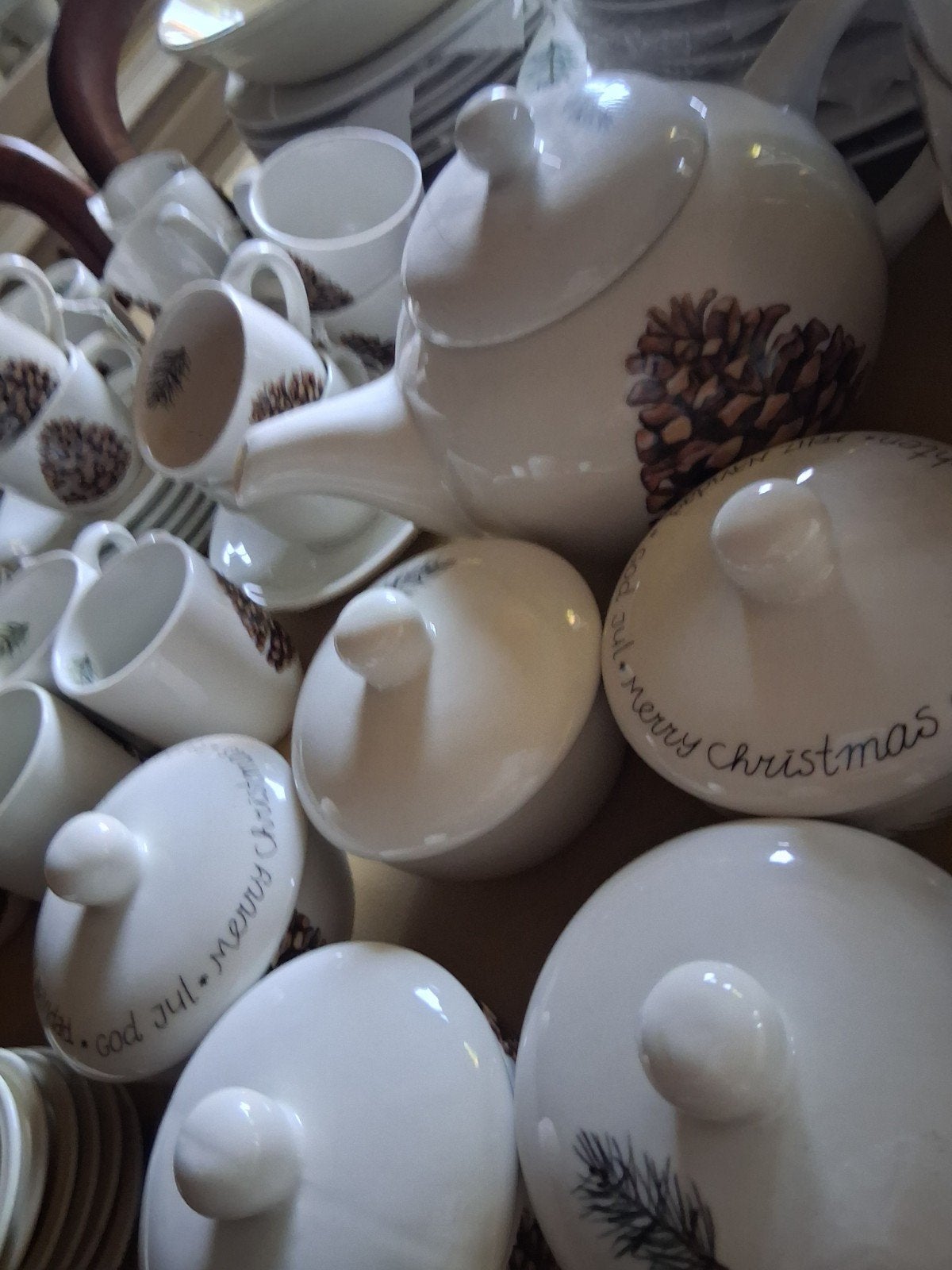 Groot jet terstege servies met dennenappels en hulstmotief, Huis en Inrichting, Ophalen, Overige merken, Keramiek, Zo goed als nieuw