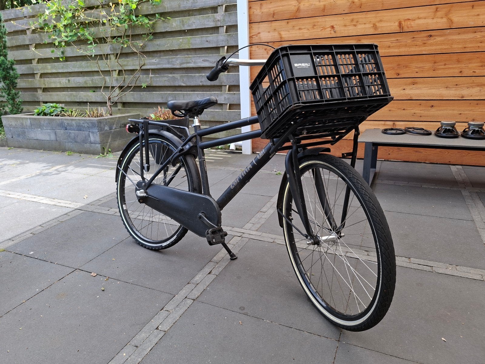 Zwarte transportfiets met voordrager en krat, Fietsen en Brommers, Gebruikt, Velgrem, 53 tot 57 cm, Ophalen