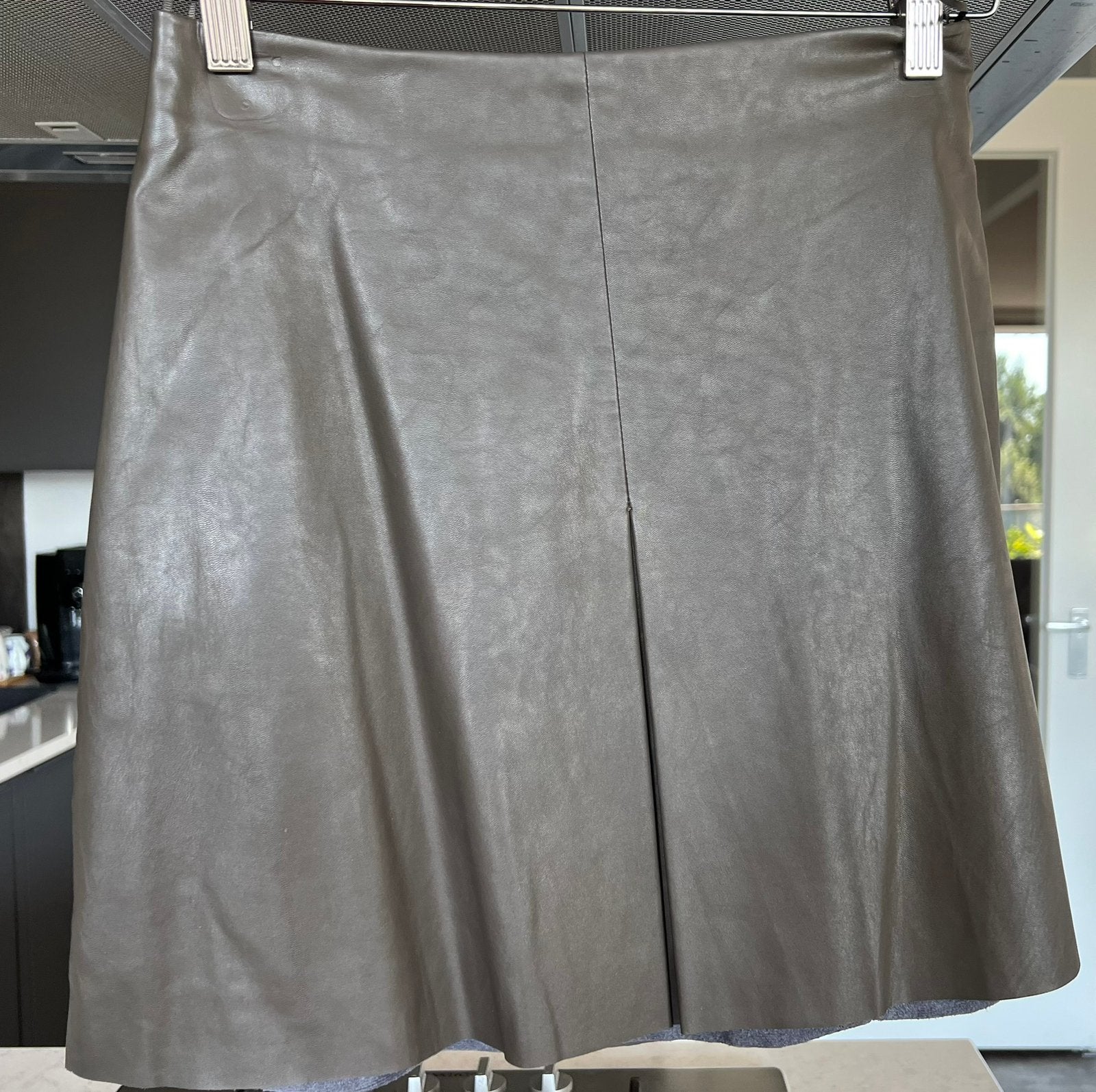 Donker kaki kleur, leer look mini rok van MANGO, maat XS, Ophalen of Verzenden, Zo goed als nieuw, Maat 34 (XS) of kleiner, Boven de knie