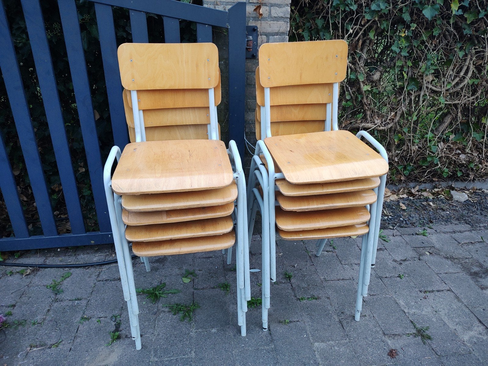 10 houten stoelen met metalen frame, Ophalen, Gebruikt, Overige kleuren, Kantine, Vintage, Praktisch