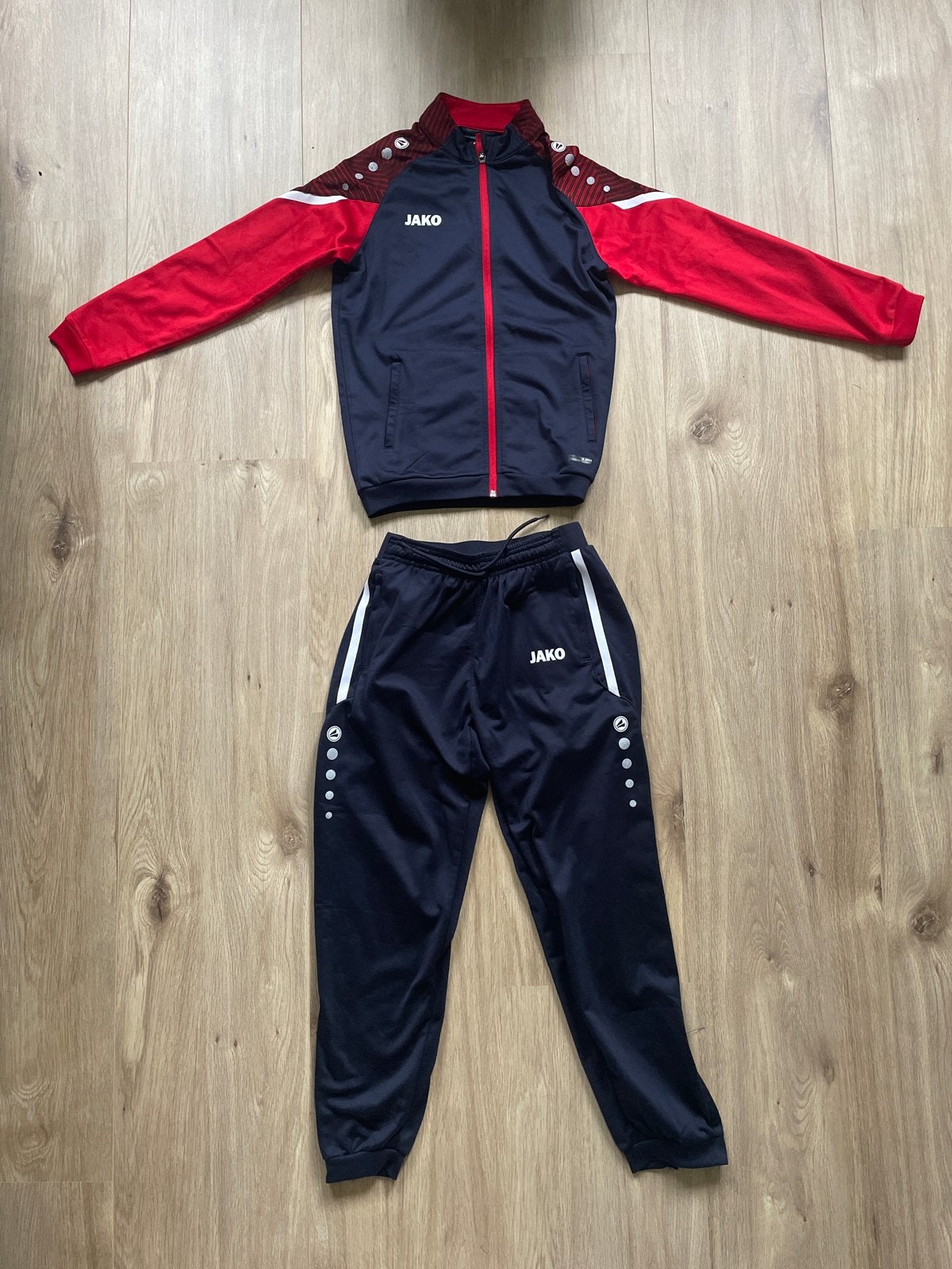 Jako Trainingspak - Donkerblauw/Rood, Ophalen of Verzenden, Zo goed als nieuw, Jongen of Meisje, Sport- of Zwemkleding