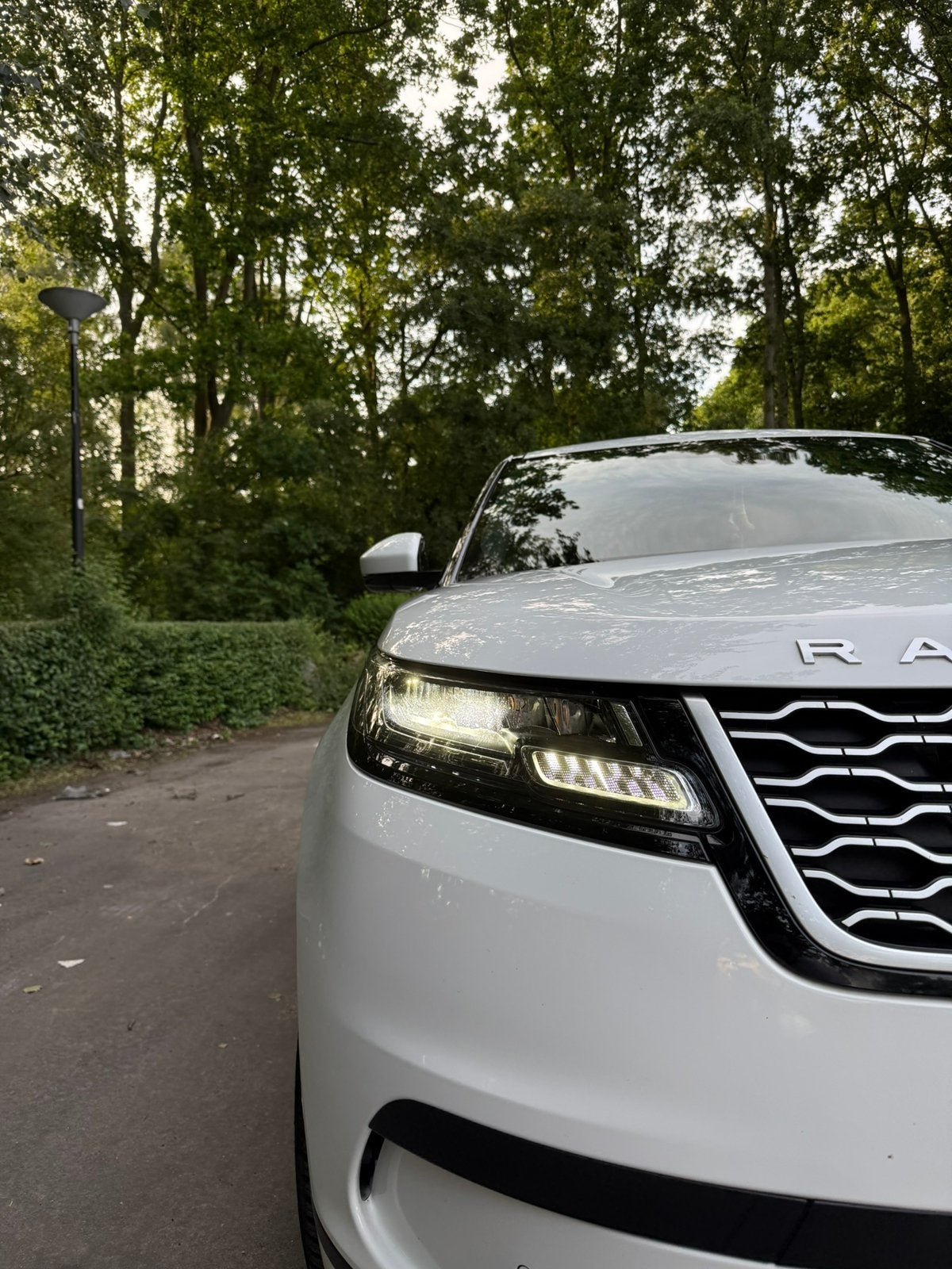 Land Rover Range Rover Velar P400e 404pk AWD AUT 2021 Wit, Auto's, Automaat, 2174 kg, Parkeerassistent, Zwart