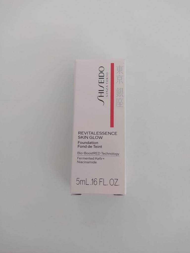Nieuw Shiseido Skin Glow nr 310 Silk Foundation 5 ml, Ophalen of Verzenden, Nieuw, Beige, Gehele gezicht
