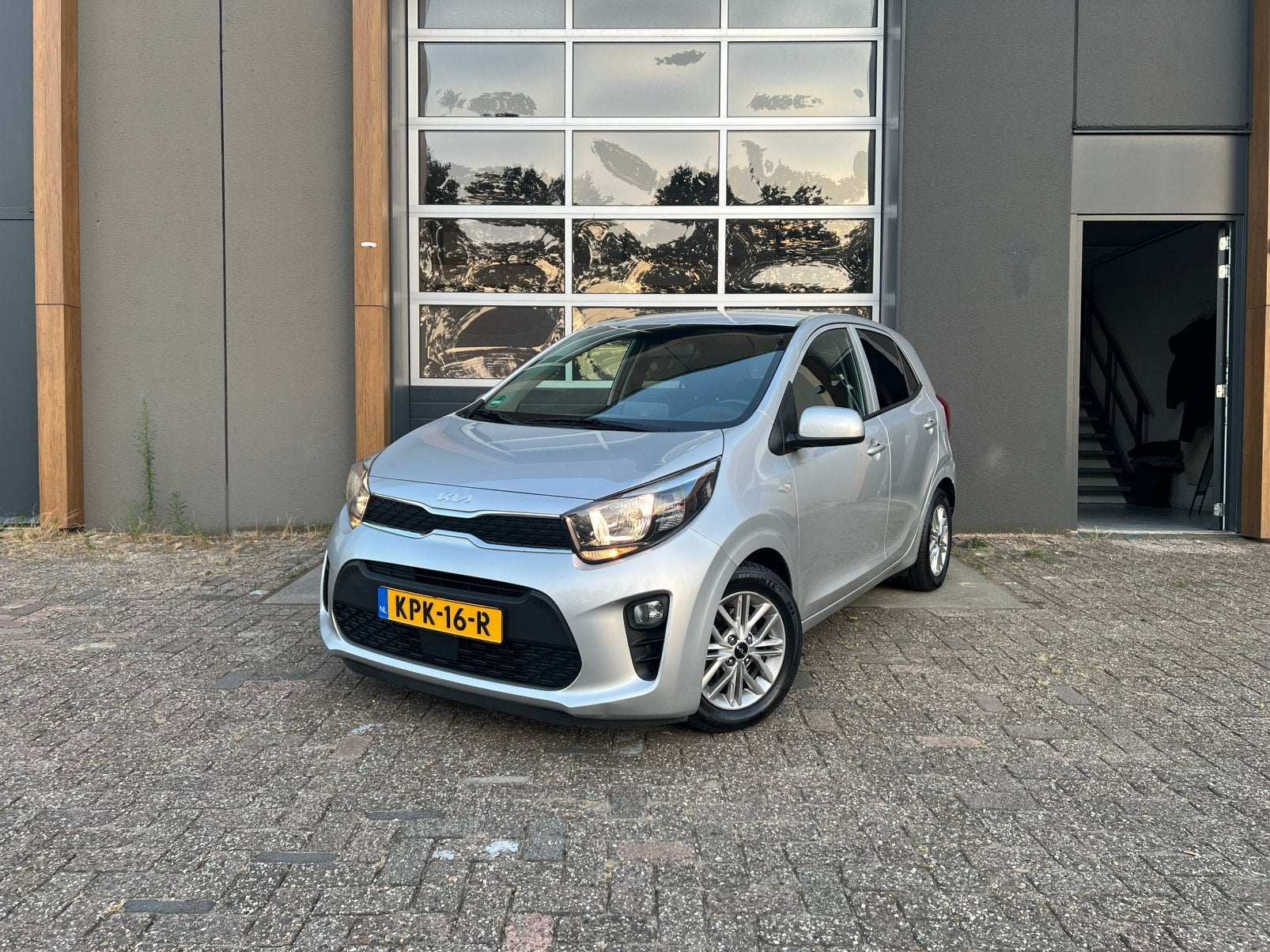 Kia Picanto 1.0 67pk Automaat 2022, Auto's, Stof, Zwart, Lichtsensor, Particulier