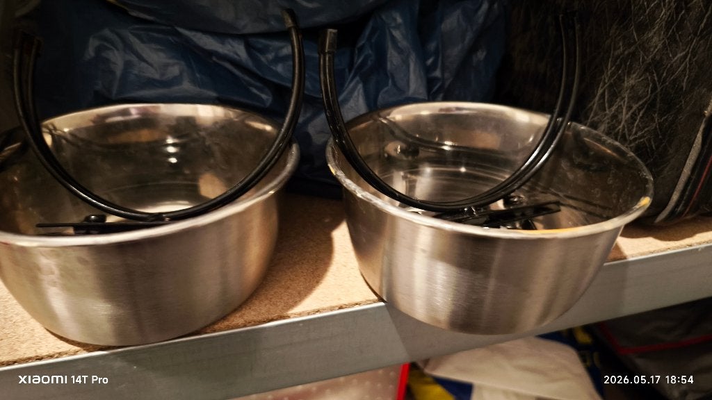 2x hondenbakjes voor de bench, Ophalen, Zo goed als nieuw