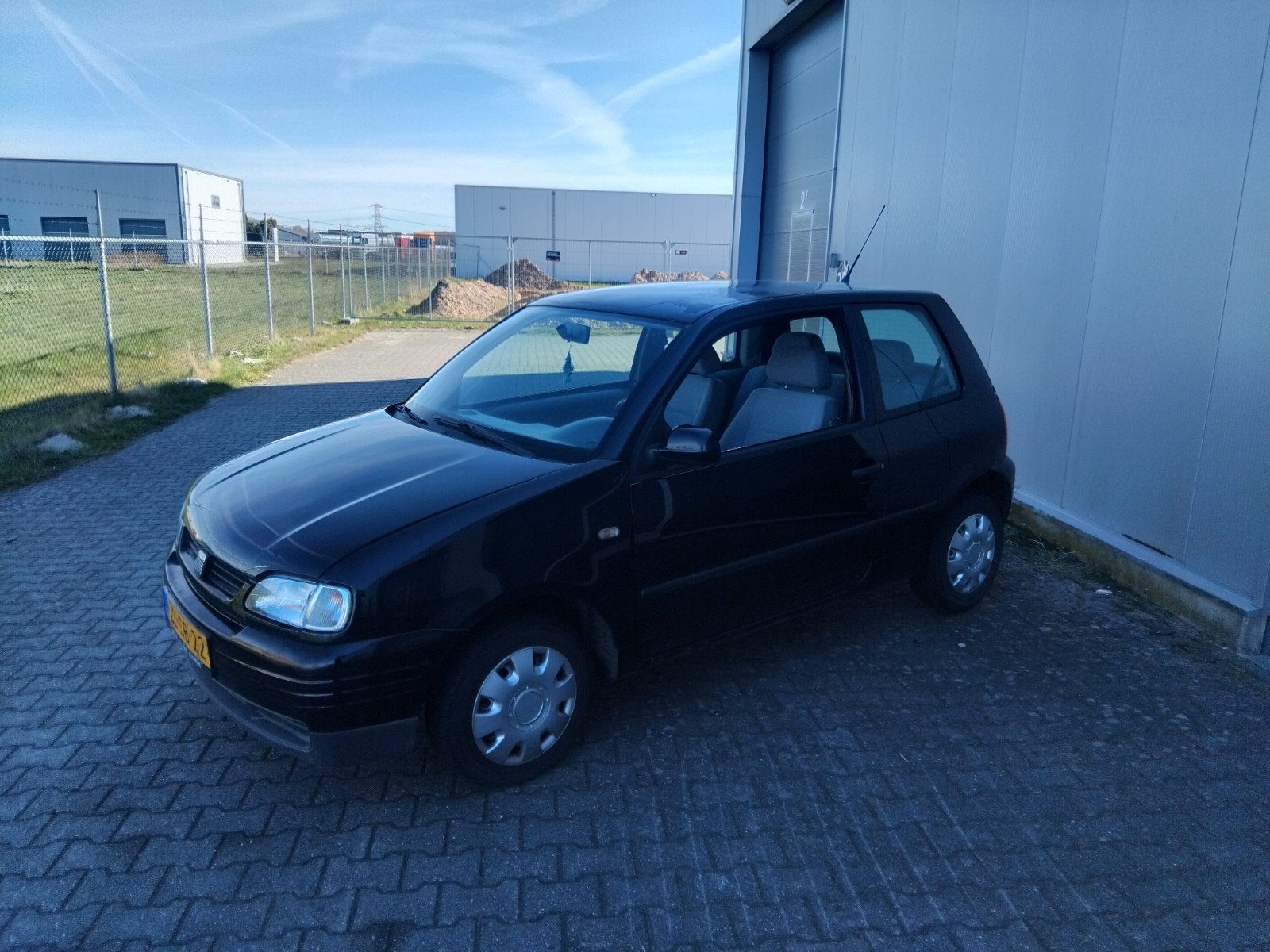 Seat Arosa 1.4 44KW AUT 1999 Zwart AUTOMAAT NIEUWE APK., Auto's, 450 kg, 31 €/maand, 4 stoelen, Zwart