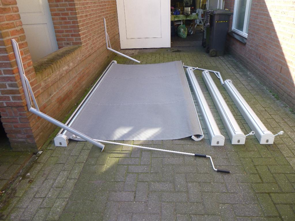 tekoop nog een uitval zonnescherm 165 cm breed zie foto, Tuin en Terras, Ophalen, Knikarmscherm, Minder dan 150 cm, Minder dan 250 cm