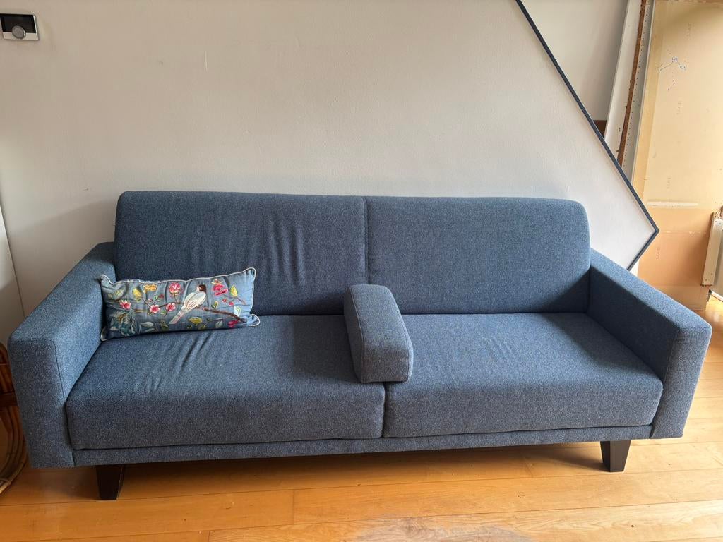 Blauwe 3 zits bank.Afneembare armleuning Donker houten poten, Ophalen, Gebruikt, Driepersoons, 75 tot 100 cm