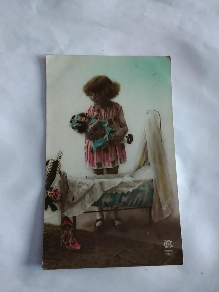 FRANS MEISJE. MET POP BIJ WIEGJE. 1943, Ophalen of Verzenden, Voor 1920, Kinderen