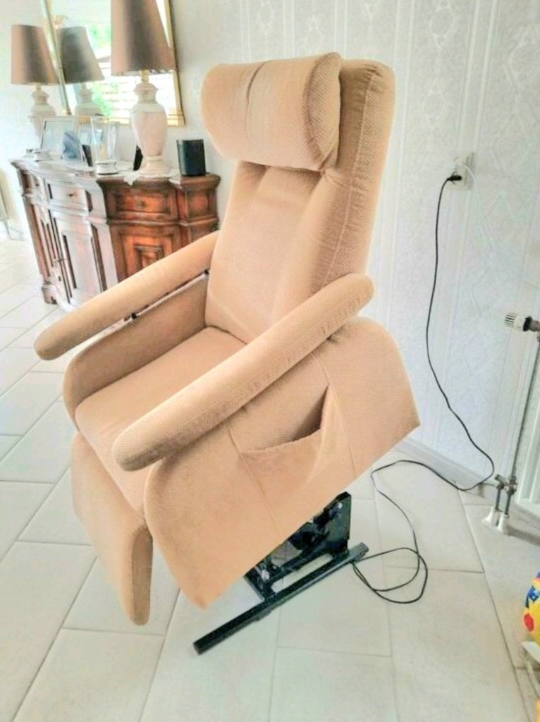 Praktische elektrische sta op stoel/Kantelstand DogeZGAN, Huis en Inrichting, Fauteuils, 75 tot 100 cm, Ophalen of Verzenden, Zo goed als nieuw