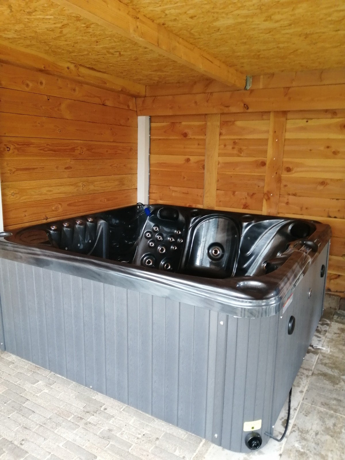 Luxe Jacuzzi met LED-verlichting en afdekzeil, Ophalen, Zo goed als nieuw, Afdekzeil, Vast