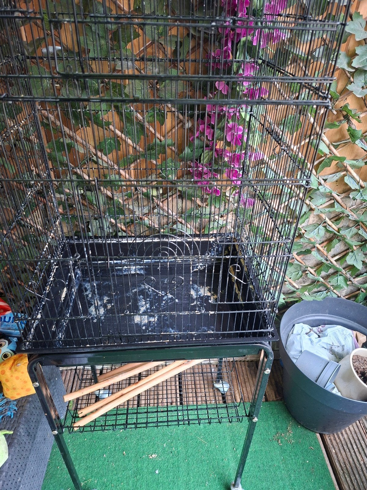 zwarte vogelkooi op wieltjes, Ophalen, Gebruikt, Metaal, Vogelkooi